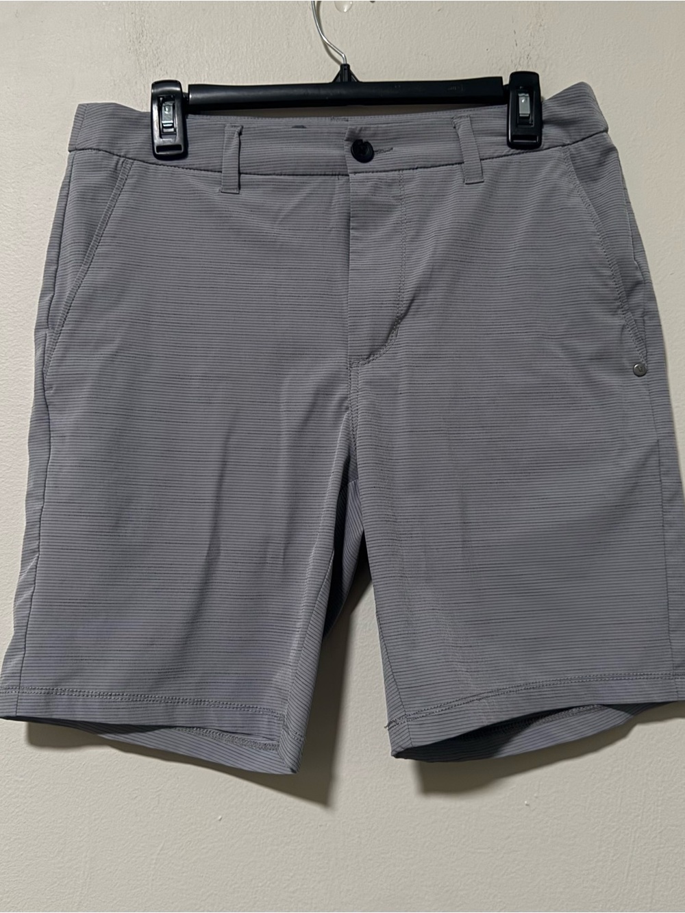 Vuori Pebble Shorts‎ Men Size 30 Gray 8" Stretch Performance V399